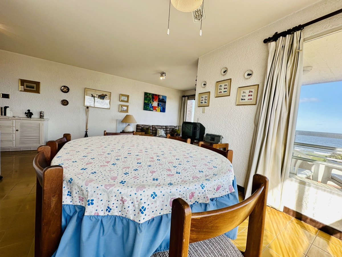Apartamento ID.181 - Venta de apartamento sobre primera fila de Mar en Playa Mansa. tres dormitorios
