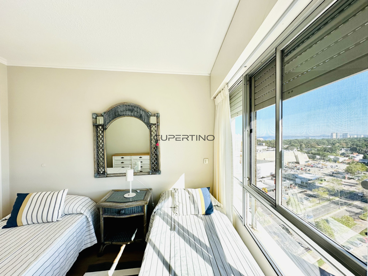 Apartamento ID.2524 - Venta de magnífico apartamento de 3 dormitorios más dependencia en Roosevelt, Punta del Este