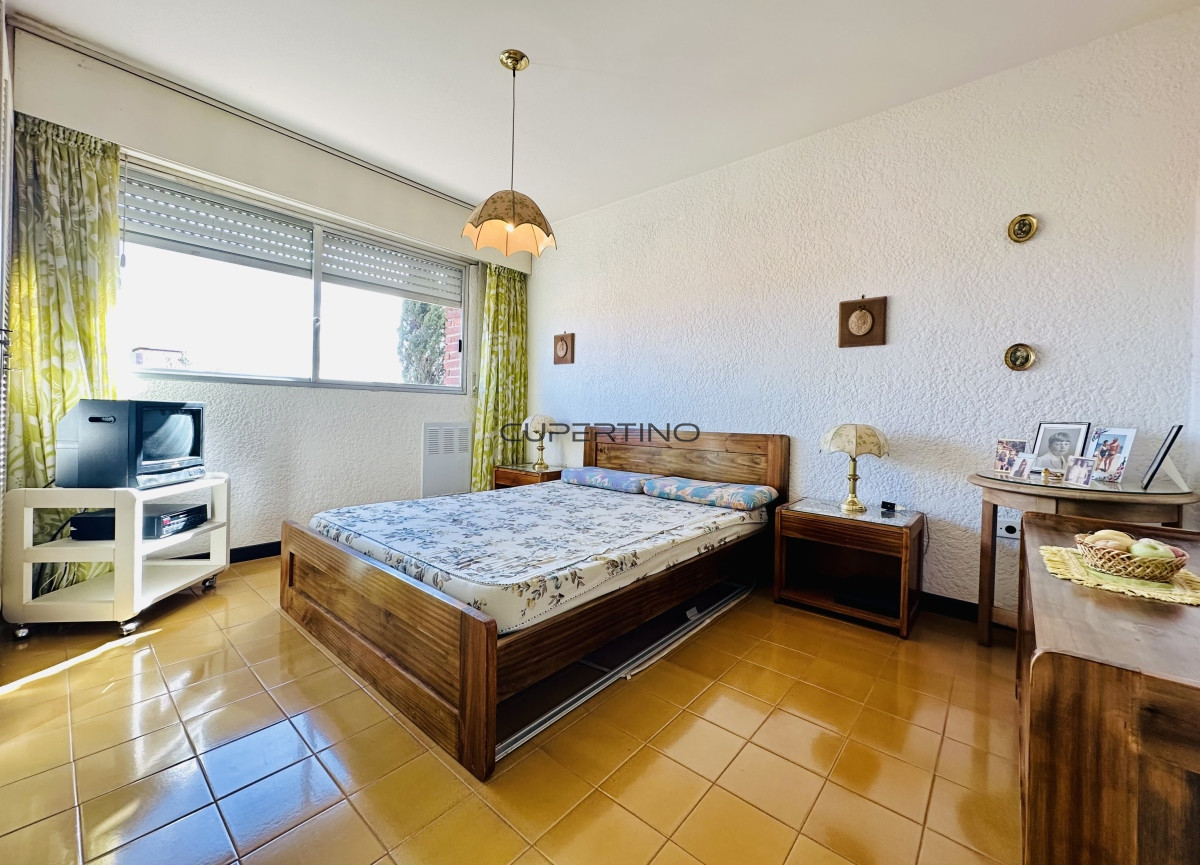 Apartamento ID.181 - Venta de apartamento sobre primera fila de Mar en Playa Mansa. tres dormitorios