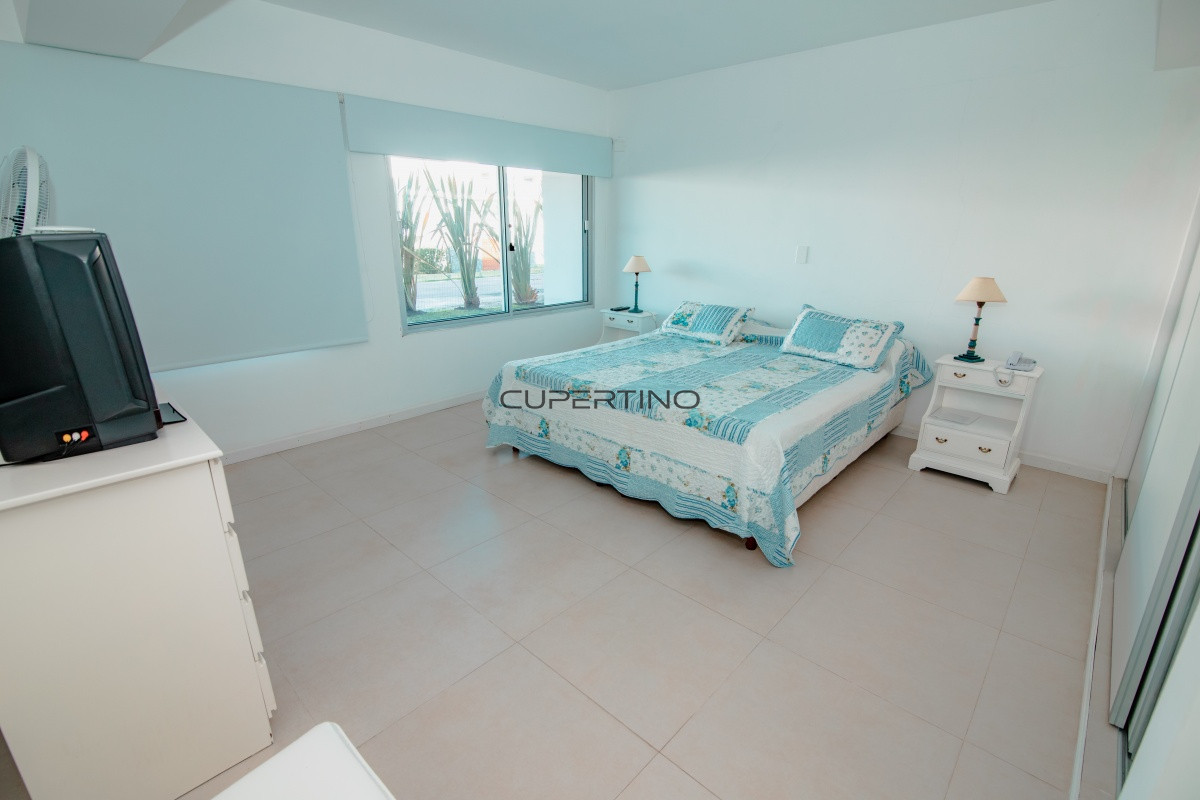 Apartamento ID.1138 - Oportunidad en Venta de Apartamento de planta baja con salida al jardín de tres dormitorios en Playa Montoya