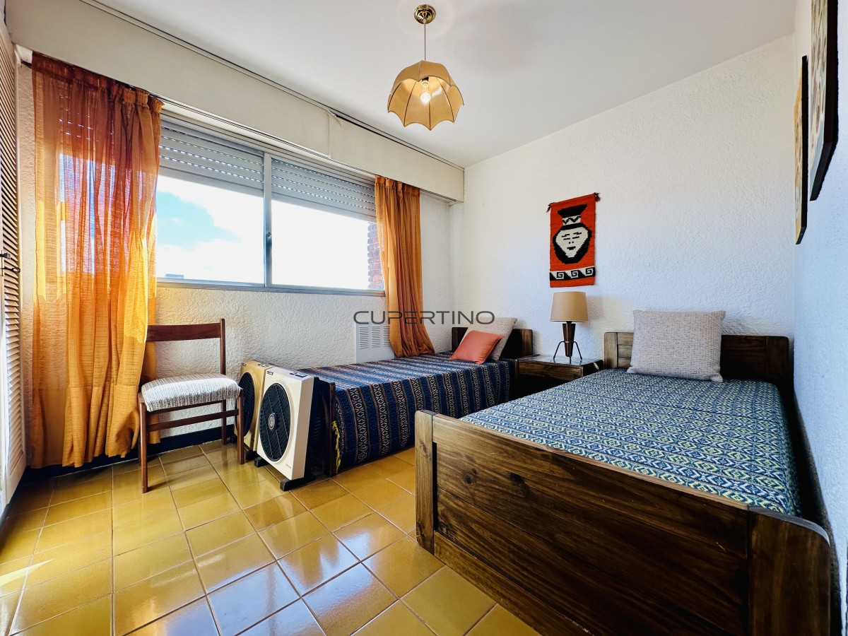 Apartamento ID.181 - Venta de apartamento sobre primera fila de Mar en Playa Mansa. tres dormitorios