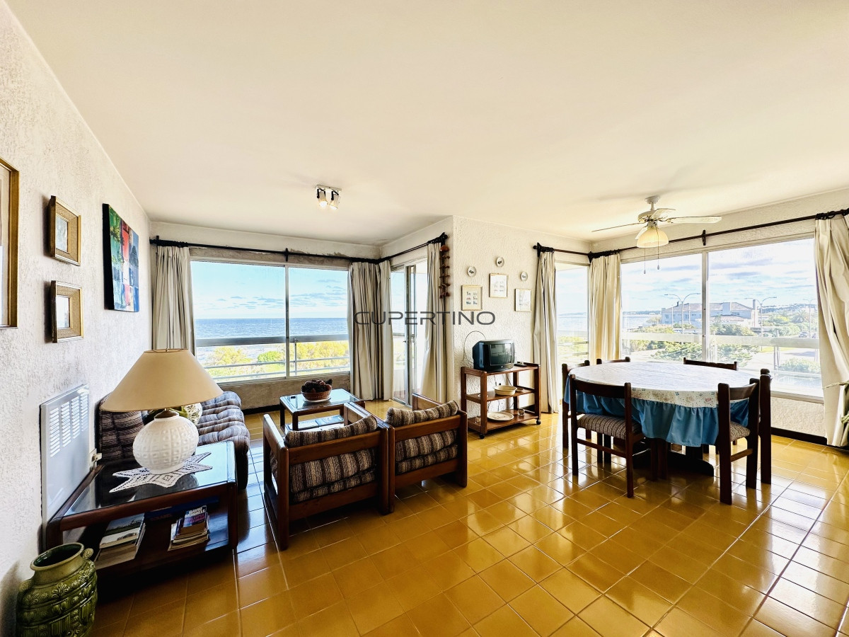 Apartamento ID.181 - Venta de apartamento sobre primera fila de Mar en Playa Mansa. tres dormitorios