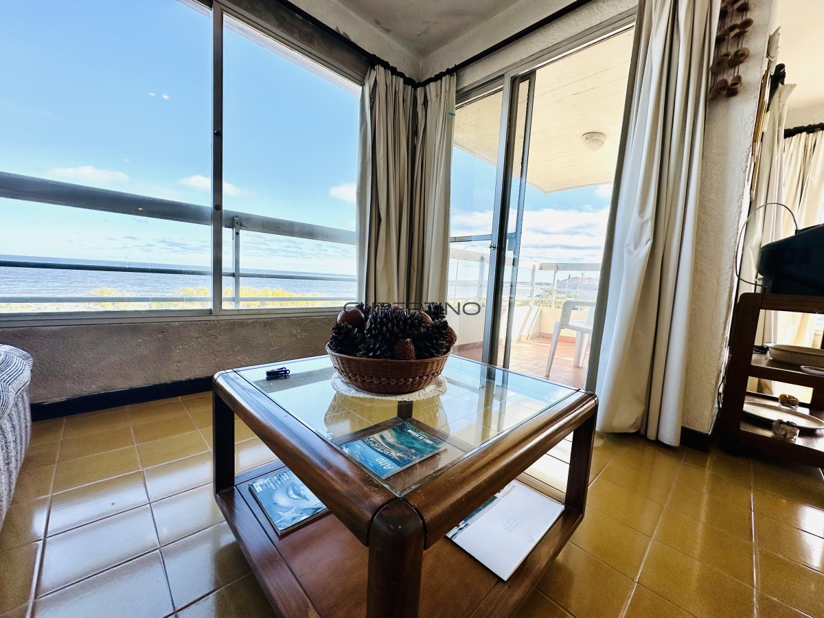 Apartamento ID.181 - Venta de apartamento sobre primera fila de Mar en Playa Mansa. tres dormitorios