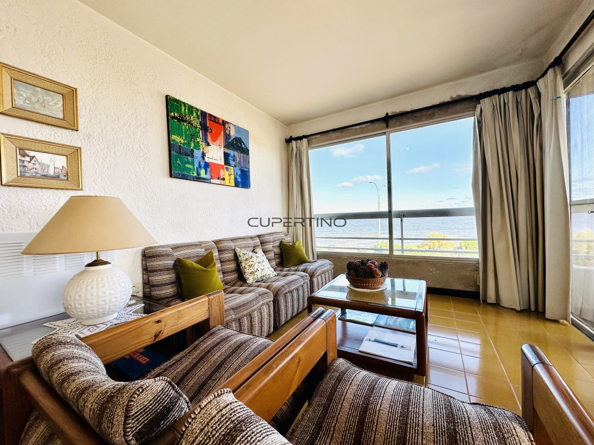 Apartamento ID.181 - Venta de apartamento sobre primera fila de Mar en Playa Mansa. tres dormitorios