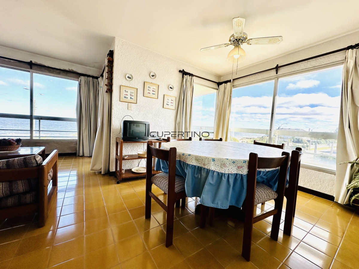 Apartamento ID.181 - Venta de apartamento sobre primera fila de Mar en Playa Mansa. tres dormitorios