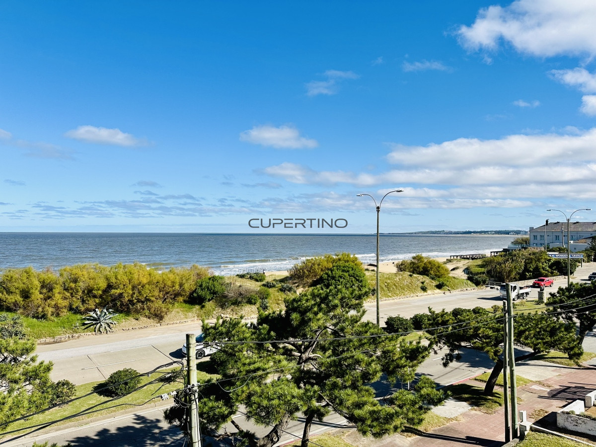 Apartamento ID.181 - Venta de apartamento sobre primera fila de Mar en Playa Mansa. tres dormitorios
