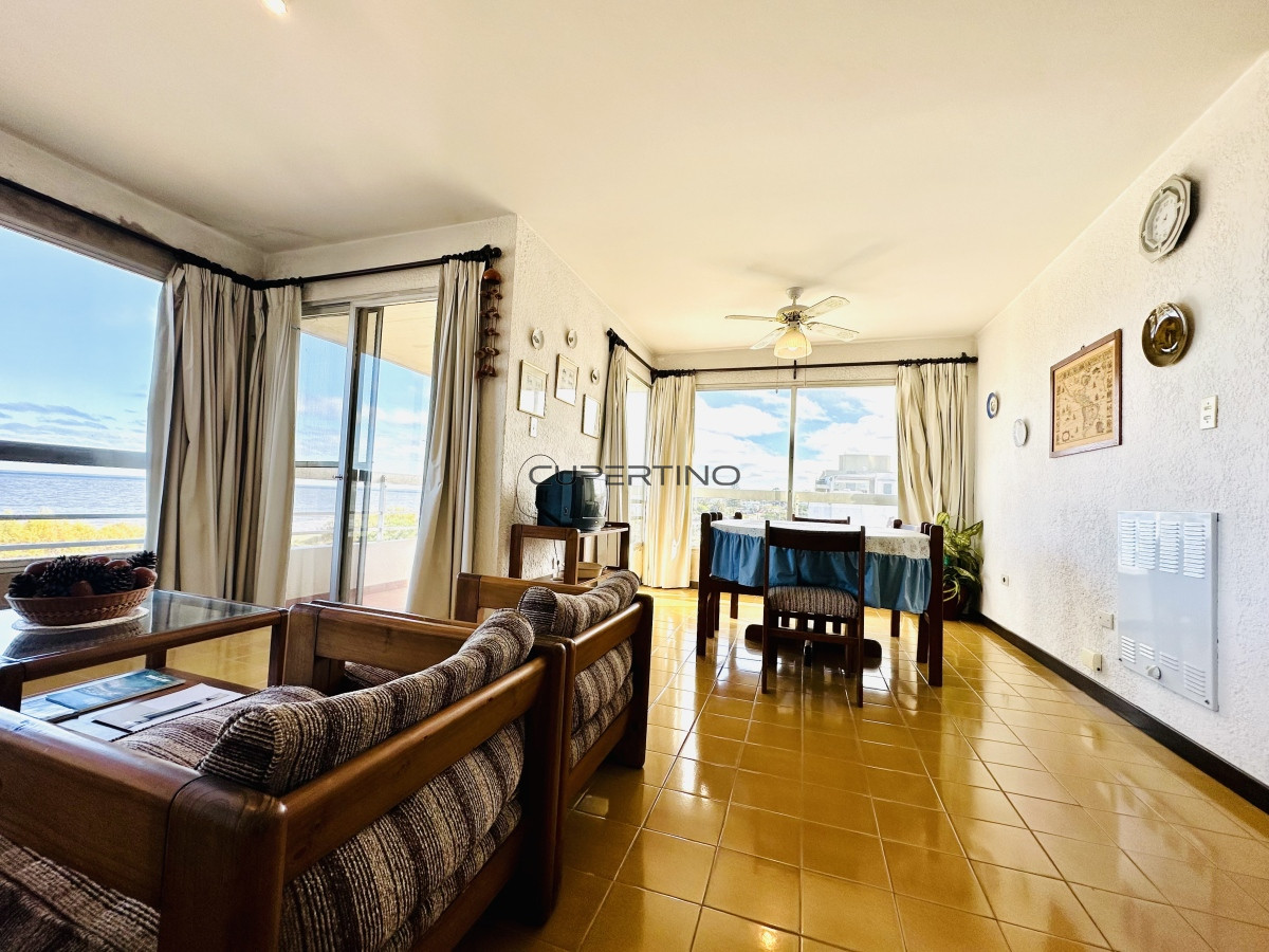 Apartamento ID.181 - Venta de apartamento sobre primera fila de Mar en Playa Mansa. tres dormitorios