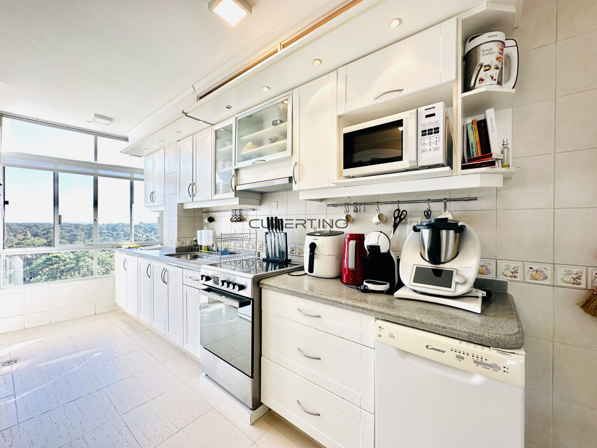 Apartamento ID.2524 - Venta de magnífico apartamento de 3 dormitorios más dependencia en Roosevelt, Punta del Este