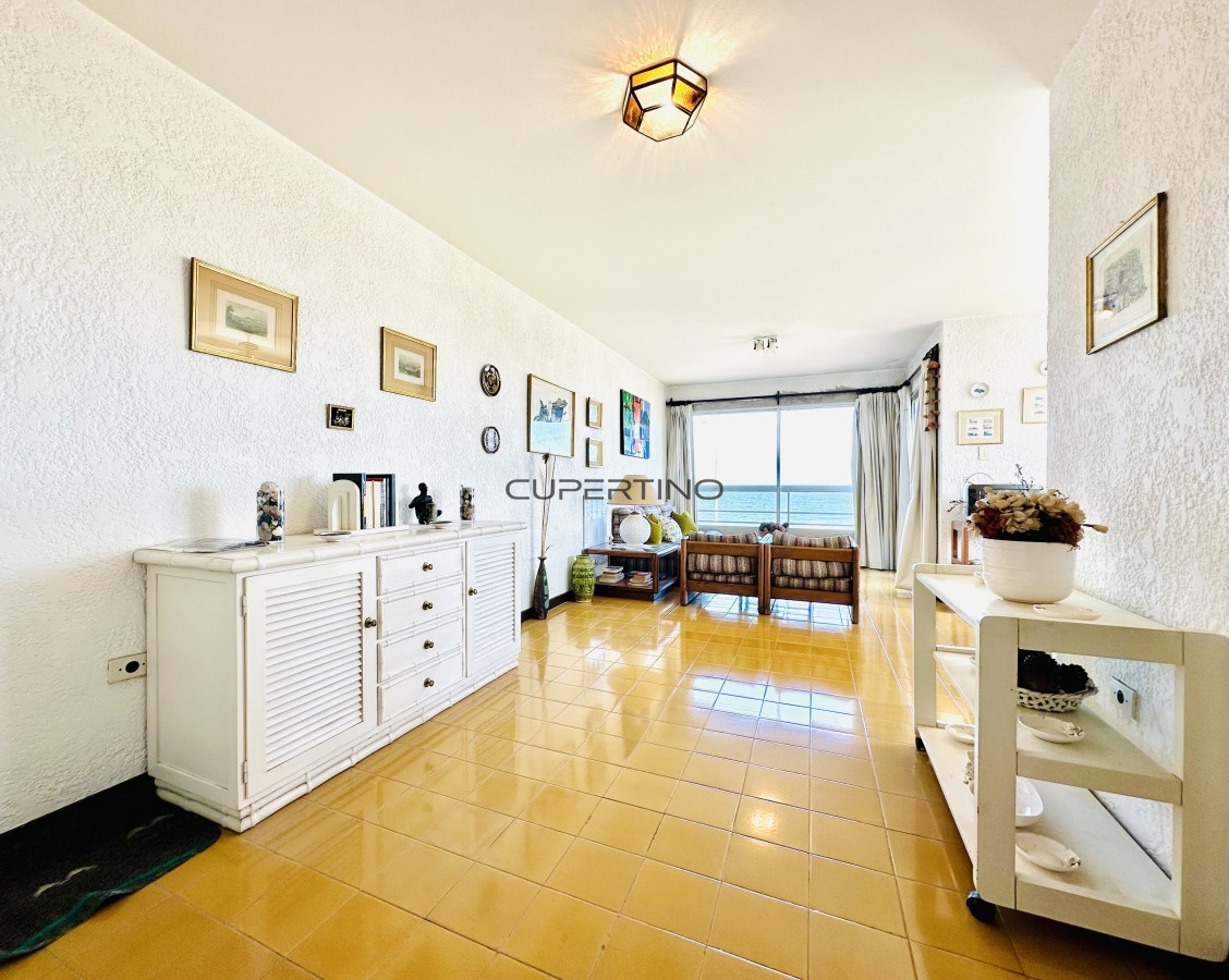 Apartamento ID.181 - Venta de apartamento sobre primera fila de Mar en Playa Mansa. tres dormitorios