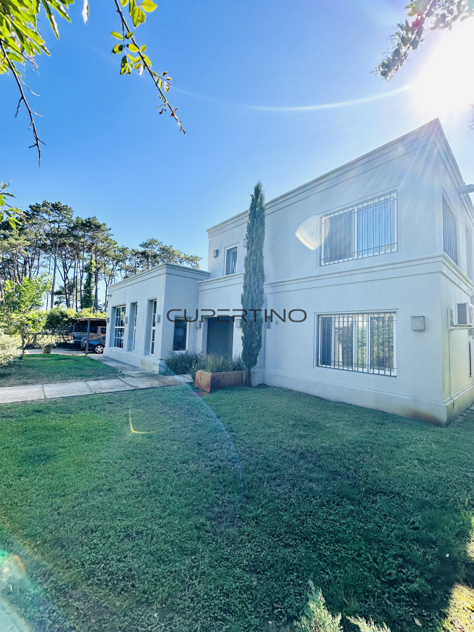 Alquiler temporada de magnífica Casa de 4 Dormitorios y Dependencia con piscina, en zona residencial, Punta del Este — foto 2