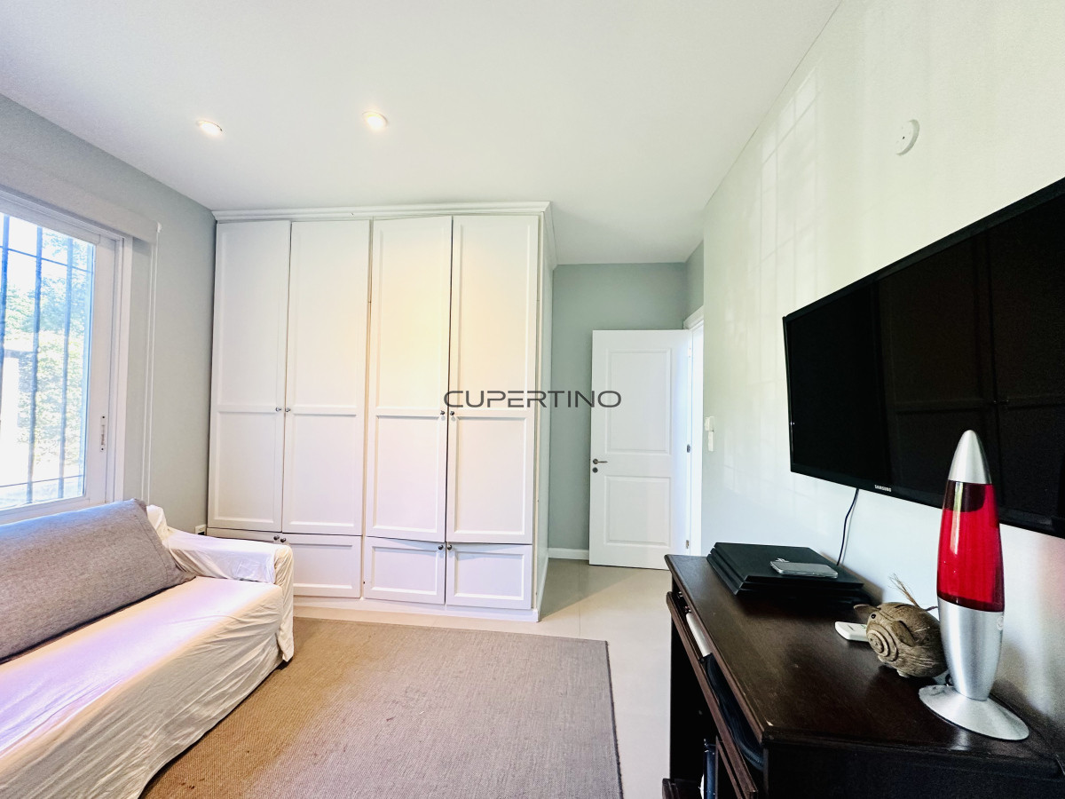 Alquiler temporada de magnífica Casa de 4 Dormitorios y Dependencia con piscina, en zona residencial, Punta del Este — foto 74