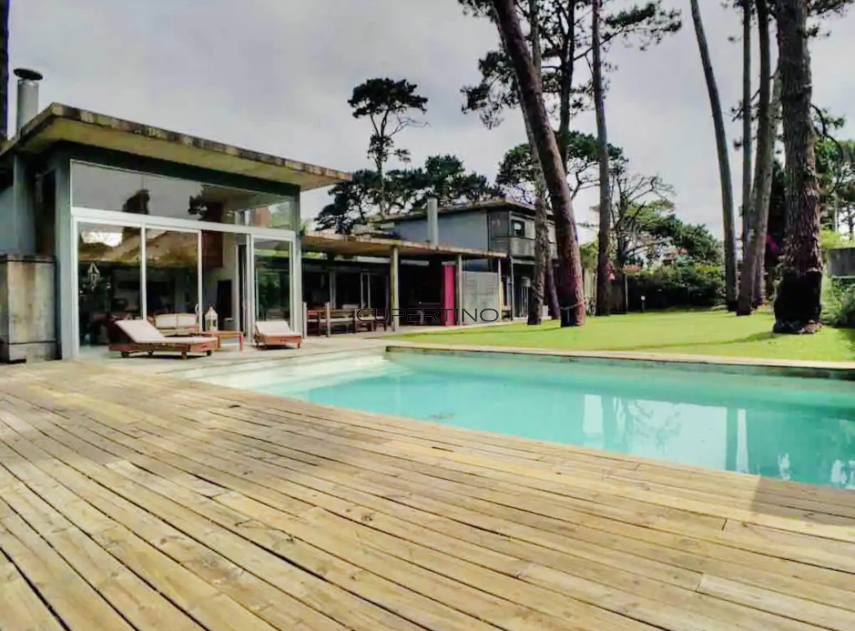 Moderna Casa de 4 Dormitorios y Piscina en Playa Mansa, Alquiler de Temporada — foto 1