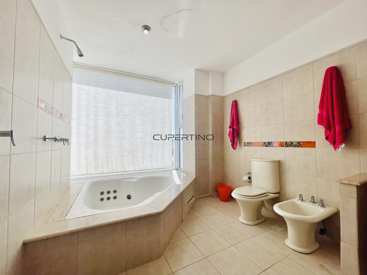Muy Buena Casa de 5 Dormitorios y Piscina en Rincón del Indio, a Pocos Metros del Mar — foto 12
