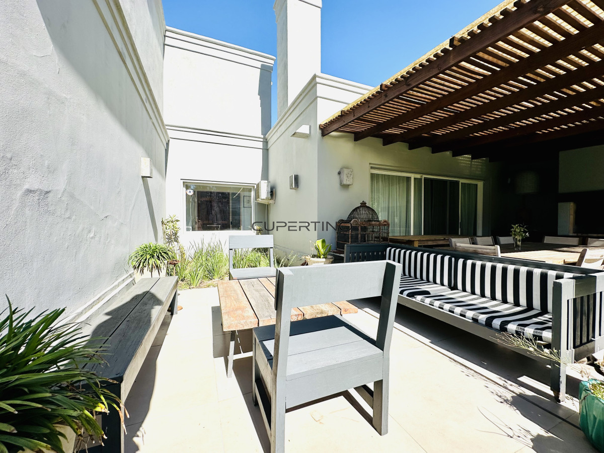 Alquiler temporada de magnífica Casa de 4 Dormitorios y Dependencia con piscina, en zona residencial, Punta del Este — foto 36