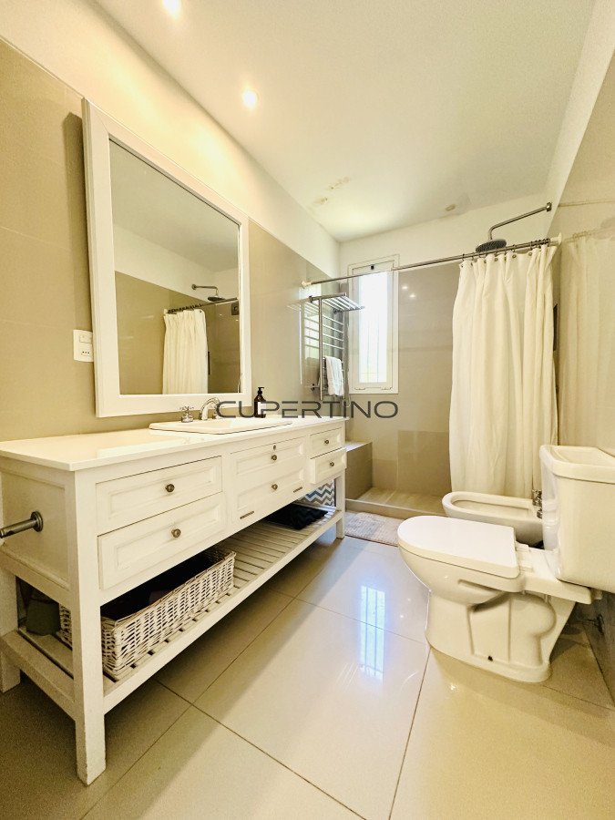 Alquiler temporada de magnífica Casa de 4 Dormitorios y Dependencia con piscina, en zona residencial, Punta del Este — foto 72