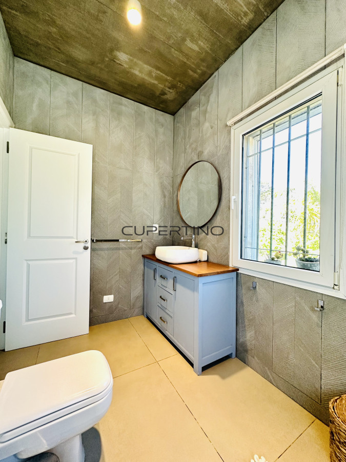 Alquiler temporada de magnífica Casa de 4 Dormitorios y Dependencia con piscina, en zona residencial, Punta del Este — foto 49