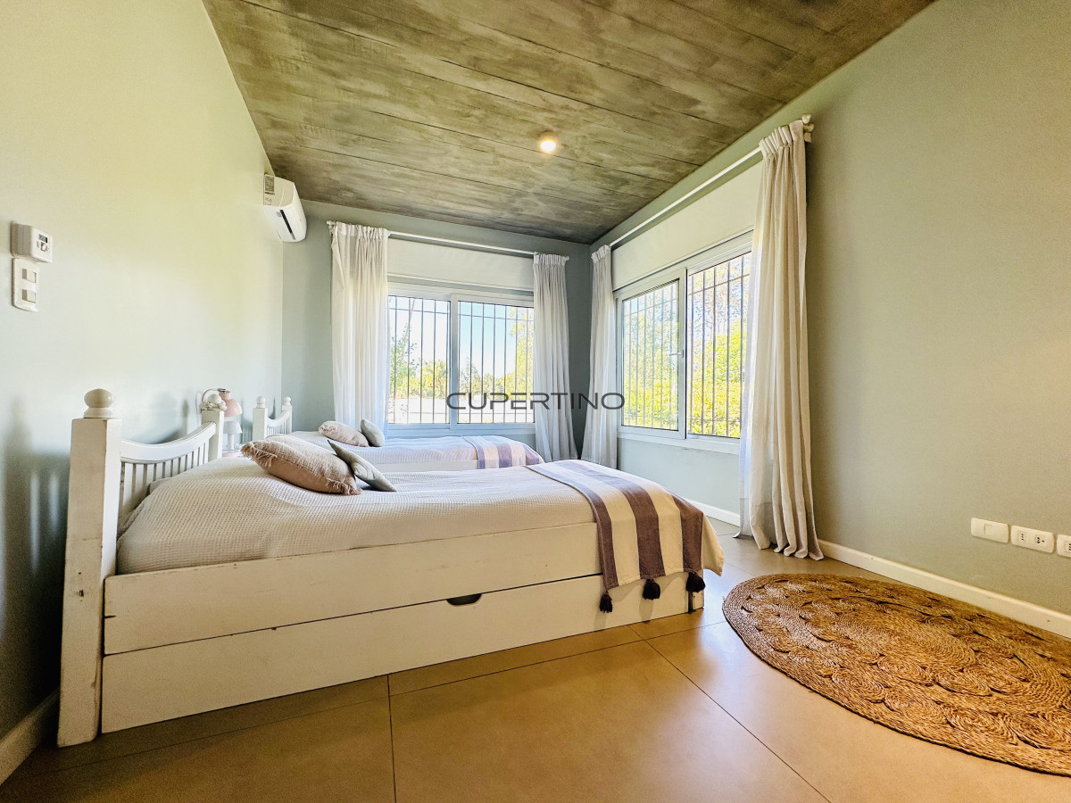 Alquiler temporada de magnífica Casa de 4 Dormitorios y Dependencia con piscina, en zona residencial, Punta del Este — foto 53