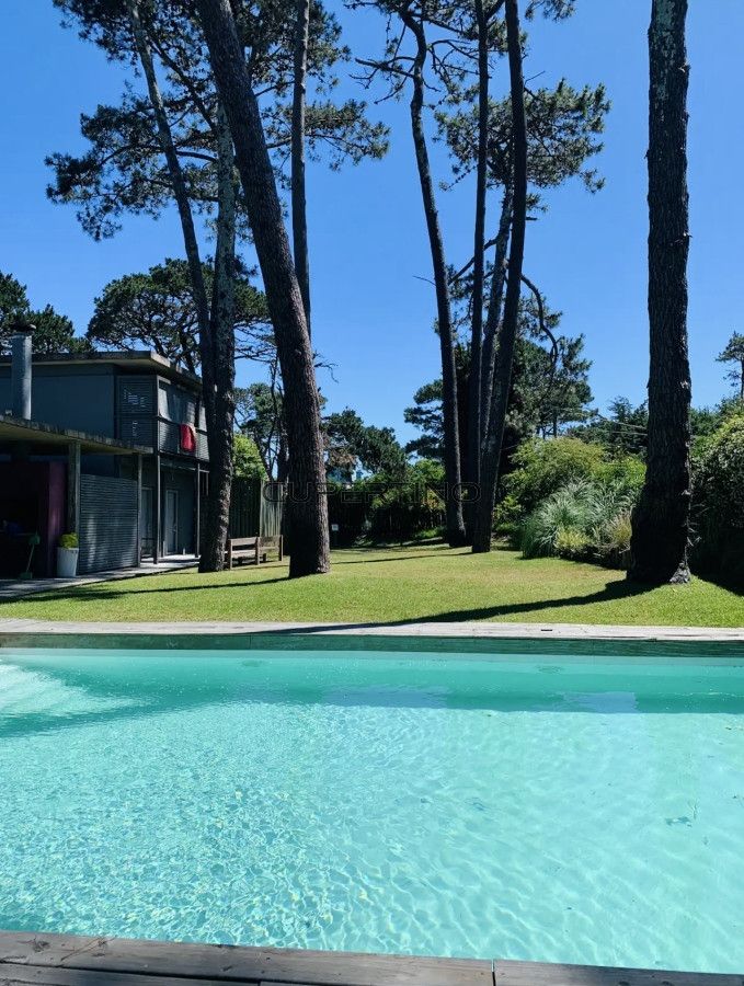 Moderna Casa de 4 Dormitorios y Piscina en Playa Mansa, Alquiler de Temporada — foto 15