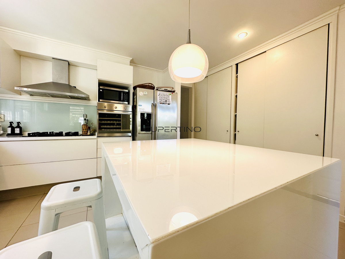 Alquiler temporada de magnífica Casa de 4 Dormitorios y Dependencia con piscina, en zona residencial, Punta del Este — foto 24