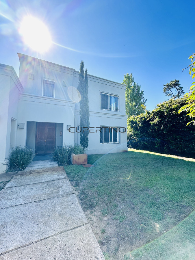 Alquiler temporada de magnífica Casa de 4 Dormitorios y Dependencia con piscina, en zona residencial, Punta del Este — foto 43