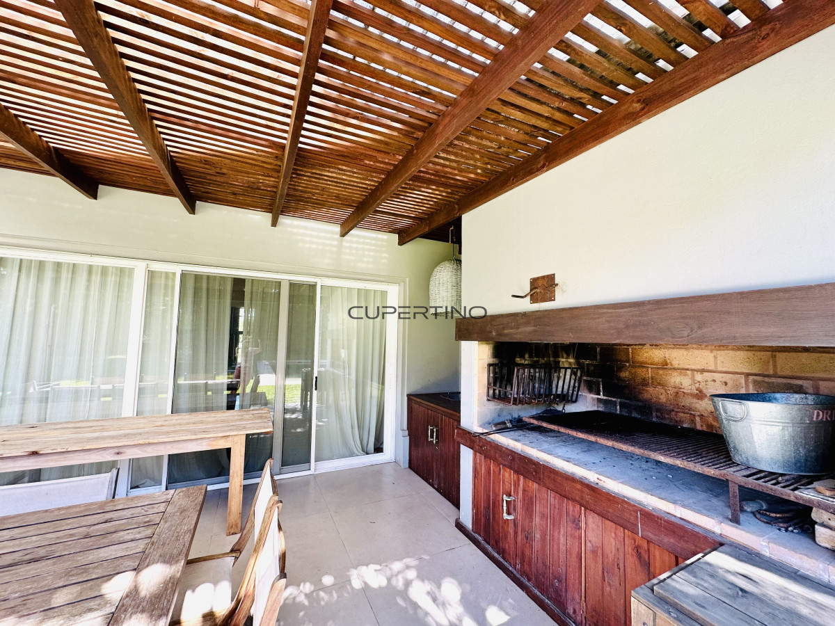 Alquiler temporada de magnífica Casa de 4 Dormitorios y Dependencia con piscina, en zona residencial, Punta del Este — foto 31