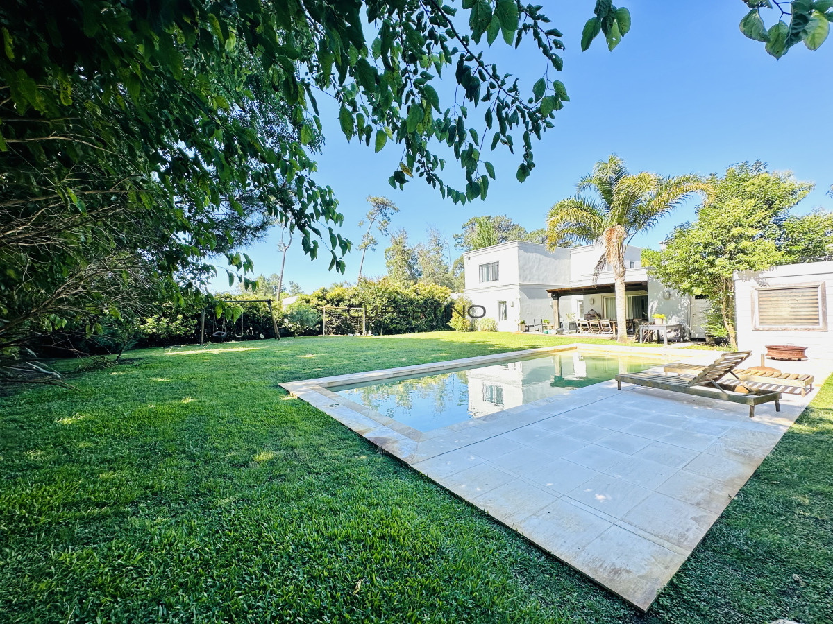 Alquiler temporada de magnífica Casa de 4 Dormitorios y Dependencia con piscina, en zona residencial, Punta del Este — foto 40