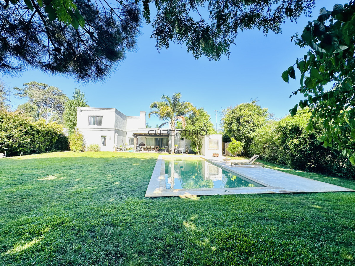 Alquiler temporada de magnífica Casa de 4 Dormitorios y Dependencia con piscina, en zona residencial, Punta del Este — foto 1