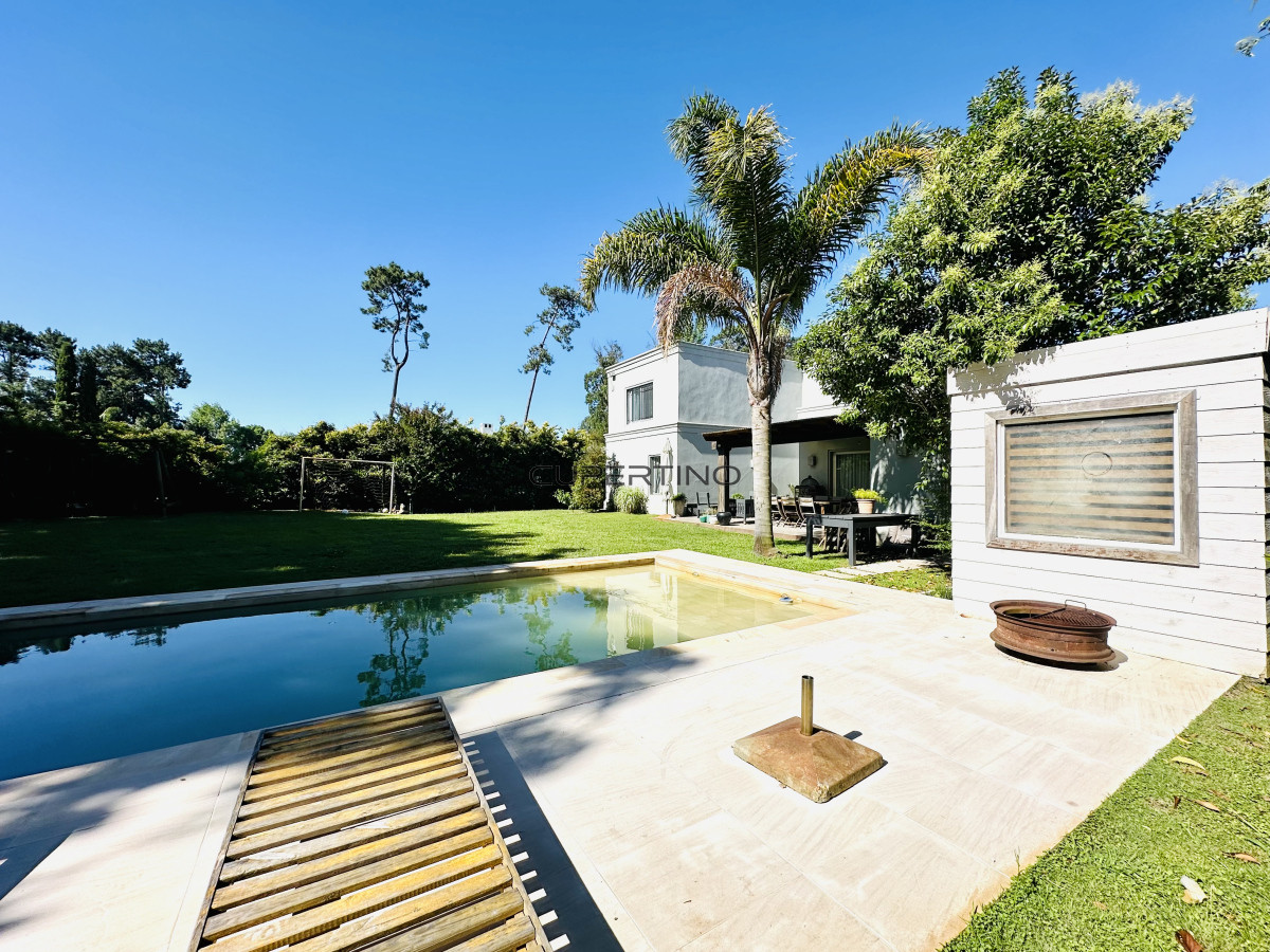 Alquiler temporada de magnífica Casa de 4 Dormitorios y Dependencia con piscina, en zona residencial, Punta del Este — foto 39