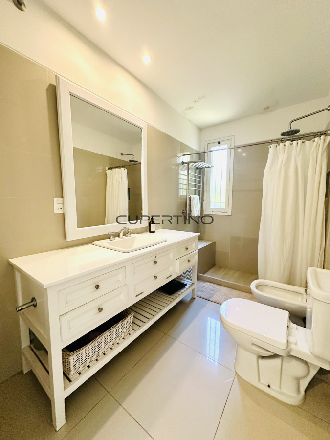 Alquiler temporada de magnífica Casa de 4 Dormitorios y Dependencia con piscina, en zona residencial, Punta del Este — foto 70