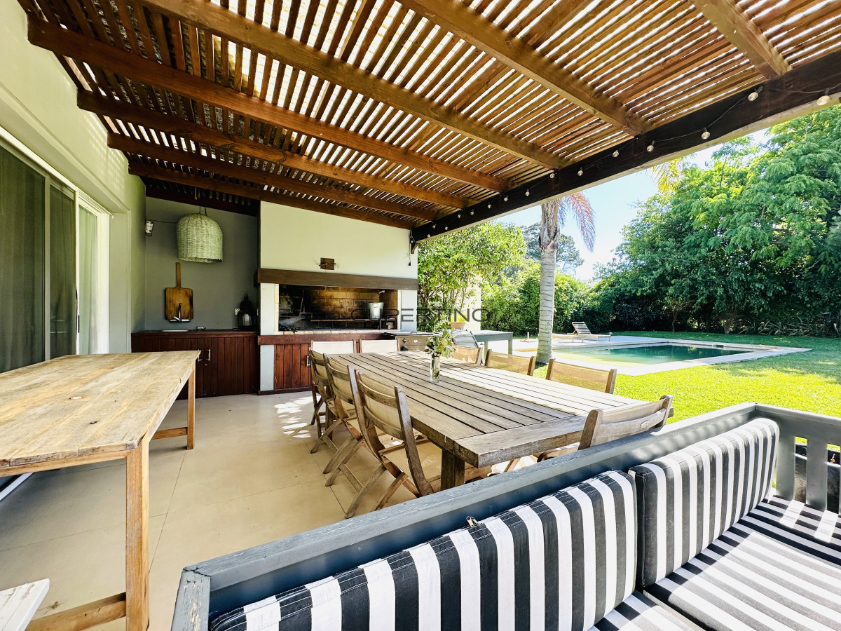 Alquiler temporada de magnífica Casa de 4 Dormitorios y Dependencia con piscina, en zona residencial, Punta del Este — foto 35