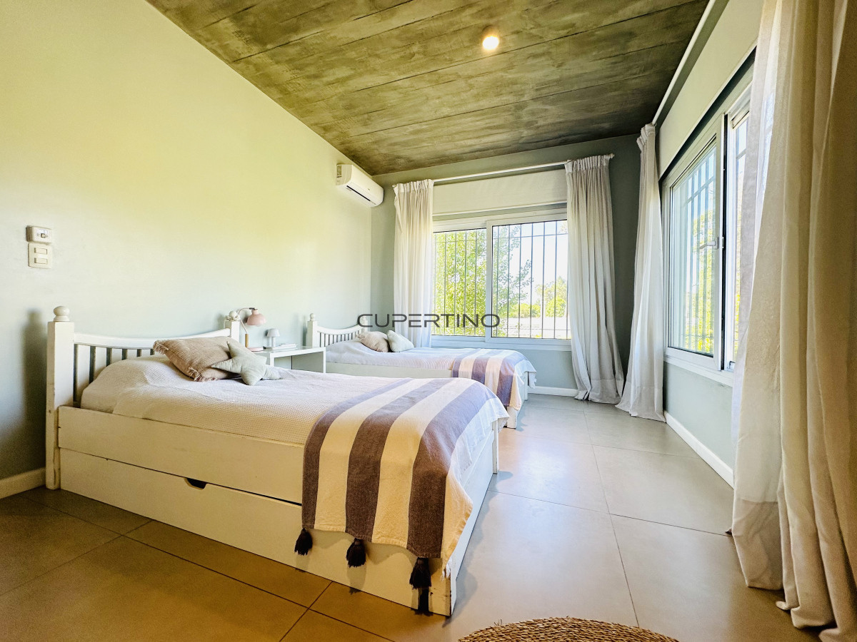 Alquiler temporada de magnífica Casa de 4 Dormitorios y Dependencia con piscina, en zona residencial, Punta del Este — foto 54