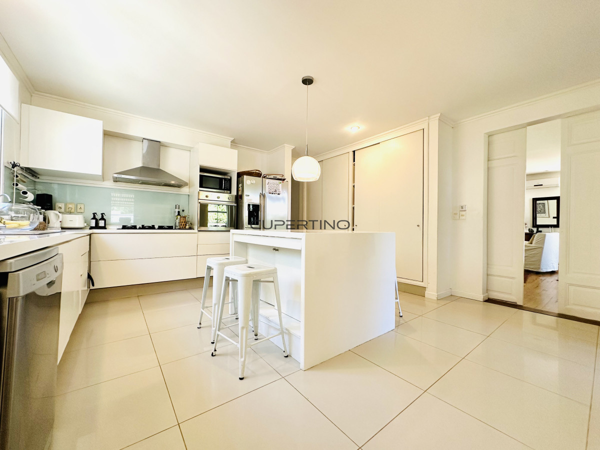 Alquiler temporada de magnífica Casa de 4 Dormitorios y Dependencia con piscina, en zona residencial, Punta del Este — foto 22