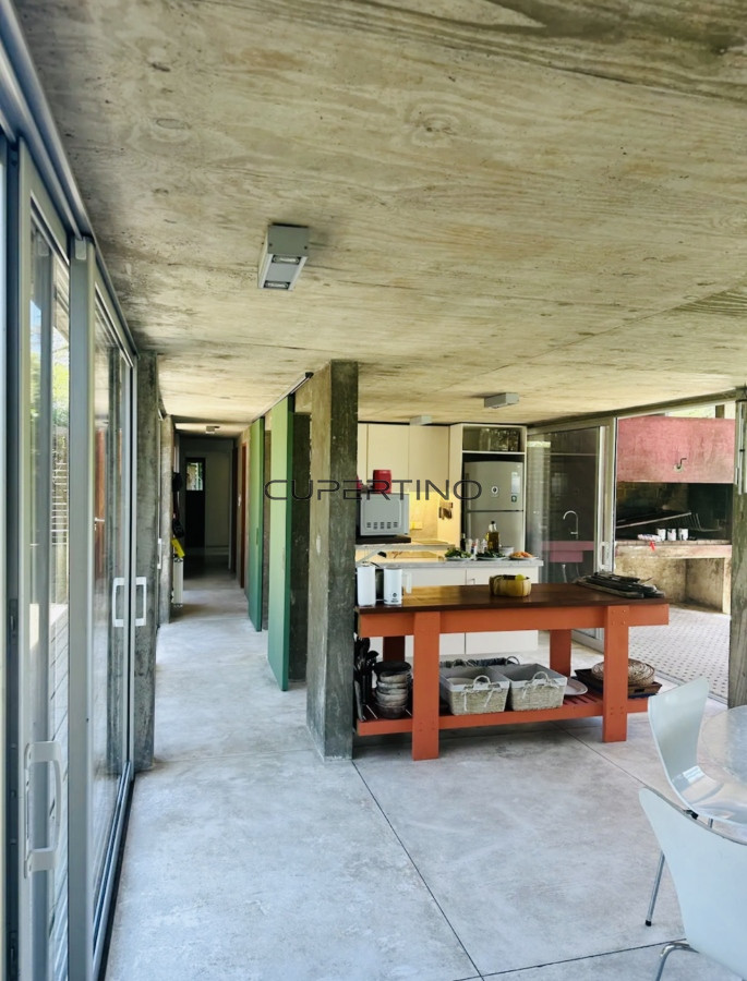 Moderna Casa de 4 Dormitorios y Piscina en Playa Mansa, Alquiler de Temporada — foto 9