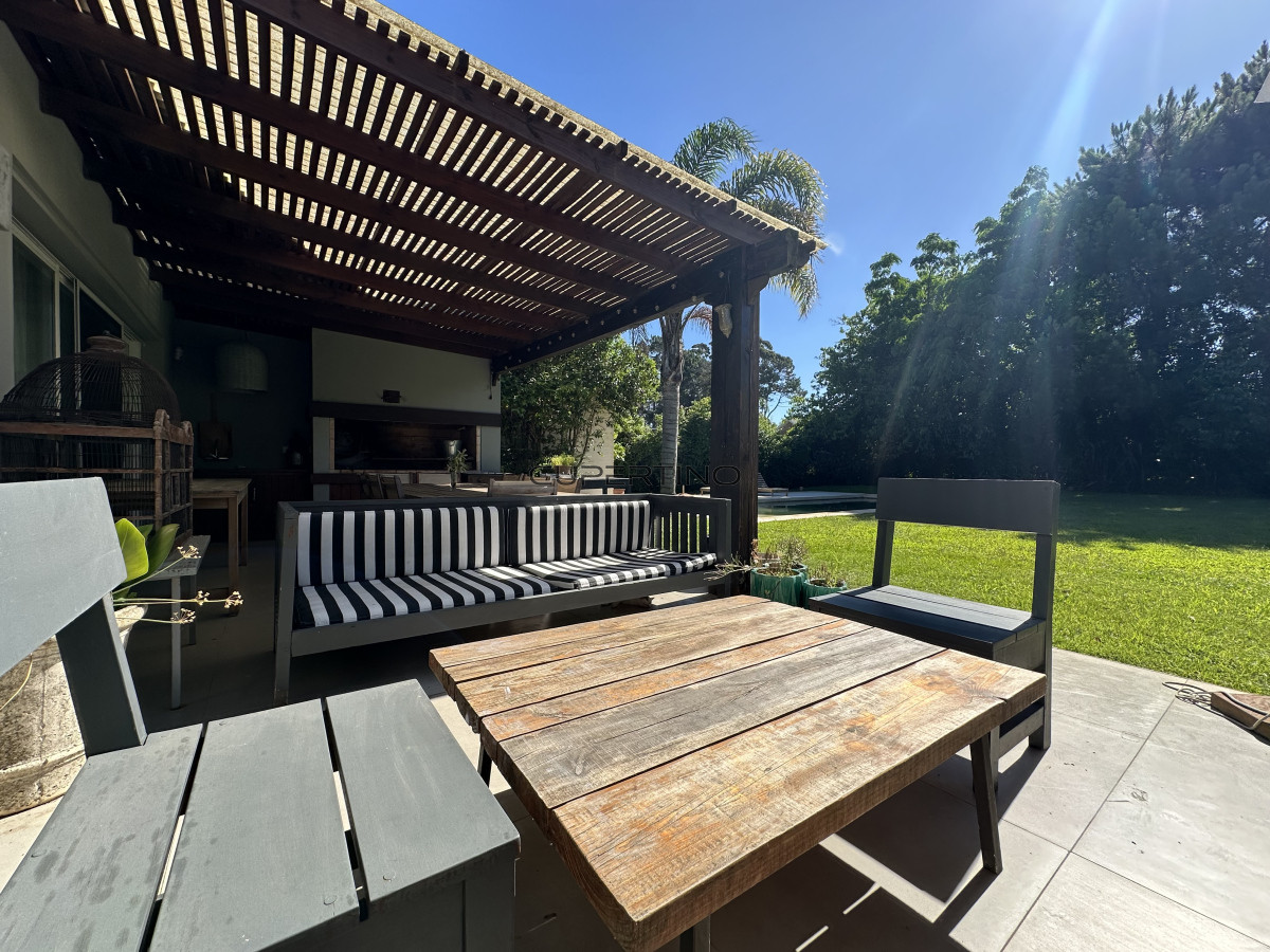Alquiler temporada de magnífica Casa de 4 Dormitorios y Dependencia con piscina, en zona residencial, Punta del Este — foto 37