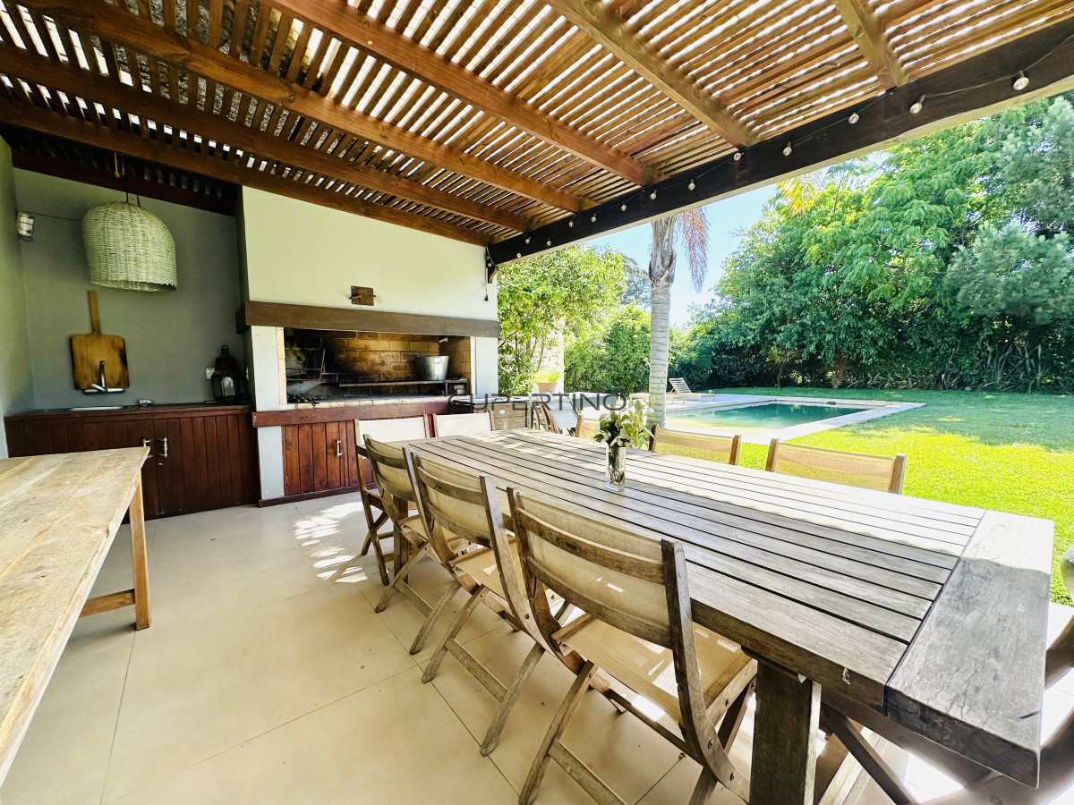 Alquiler temporada de magnífica Casa de 4 Dormitorios y Dependencia con piscina, en zona residencial, Punta del Este — foto 33
