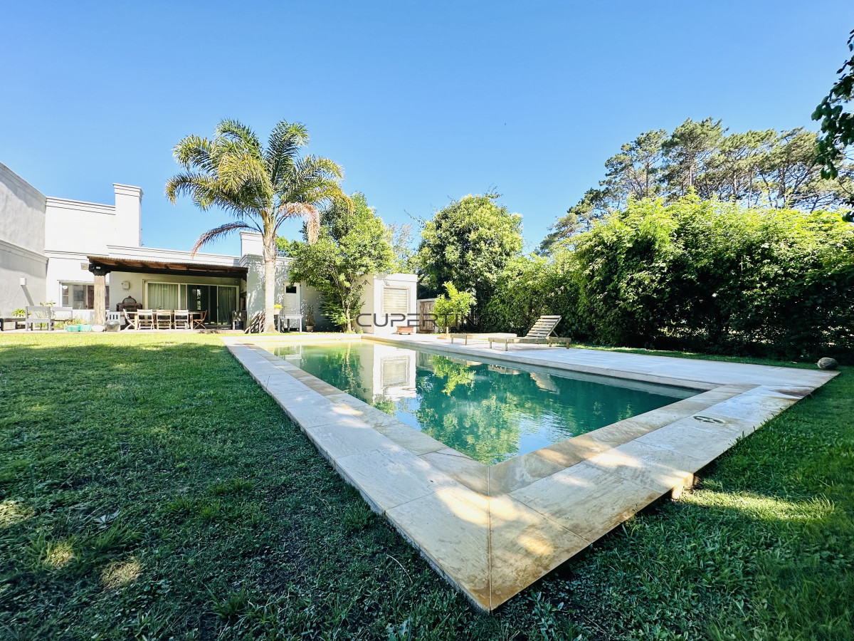 Alquiler temporada de magnífica Casa de 4 Dormitorios y Dependencia con piscina, en zona residencial, Punta del Este — foto 41