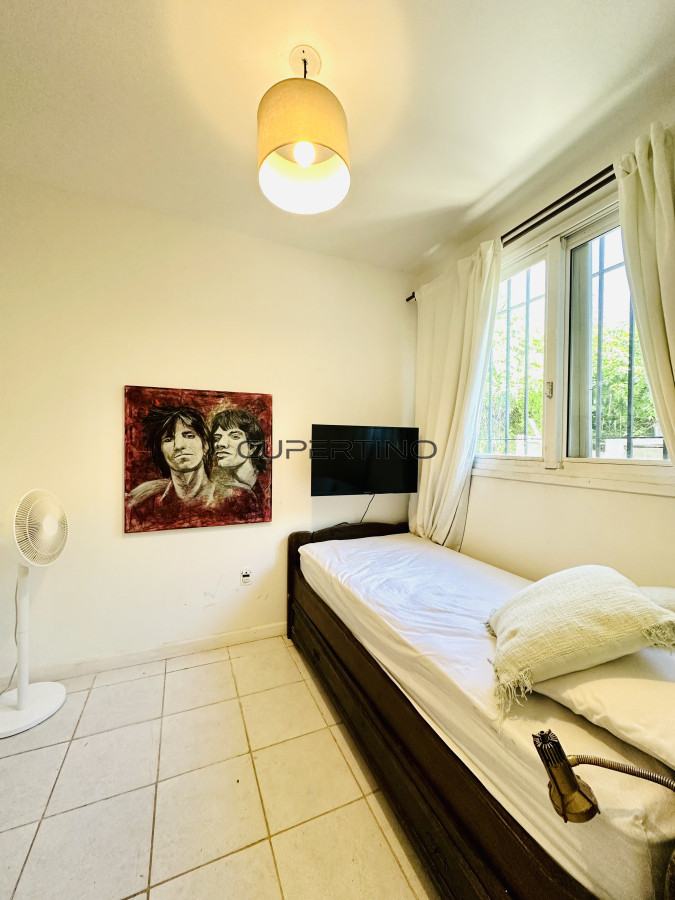 Alquiler temporada de magnífica Casa de 4 Dormitorios y Dependencia con piscina, en zona residencial, Punta del Este — foto 27
