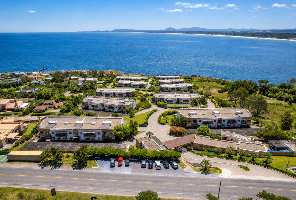Excelente y amplio departamento duplex en venta de 3 dormitorios mas dependencia con parrillero, Punta Ballena — foto 41
