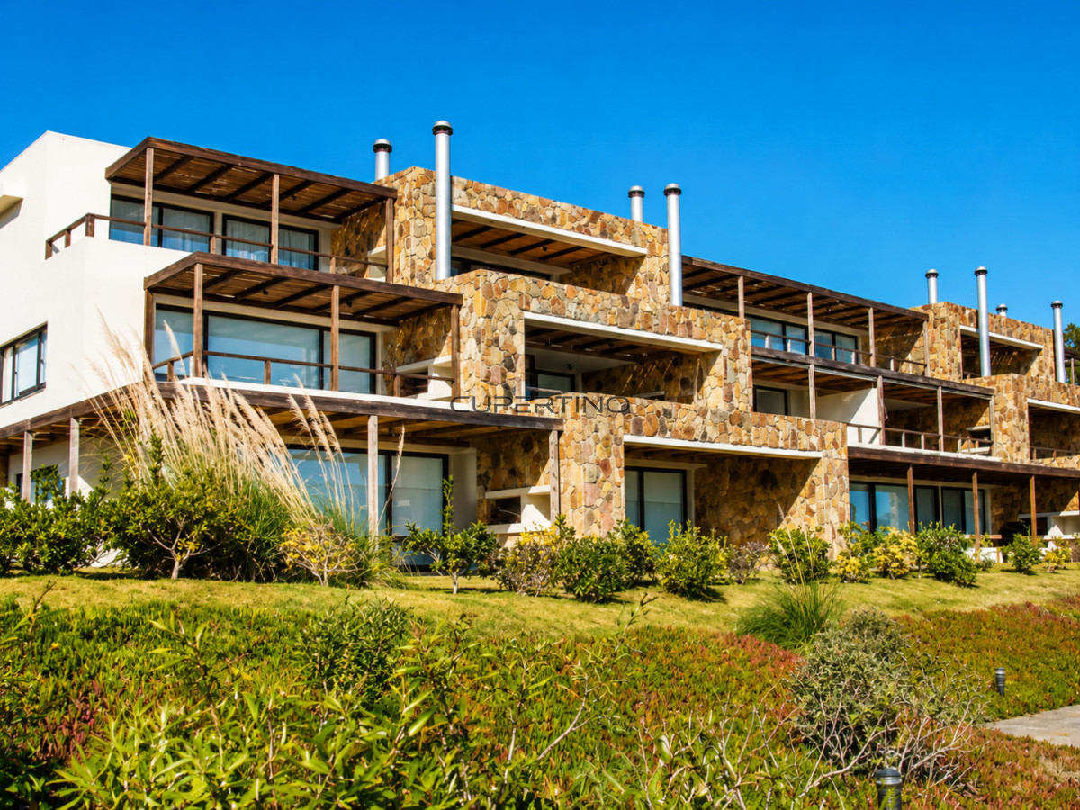 Excelente y amplio departamento duplex en venta de 3 dormitorios mas dependencia con parrillero, Punta Ballena — foto 50