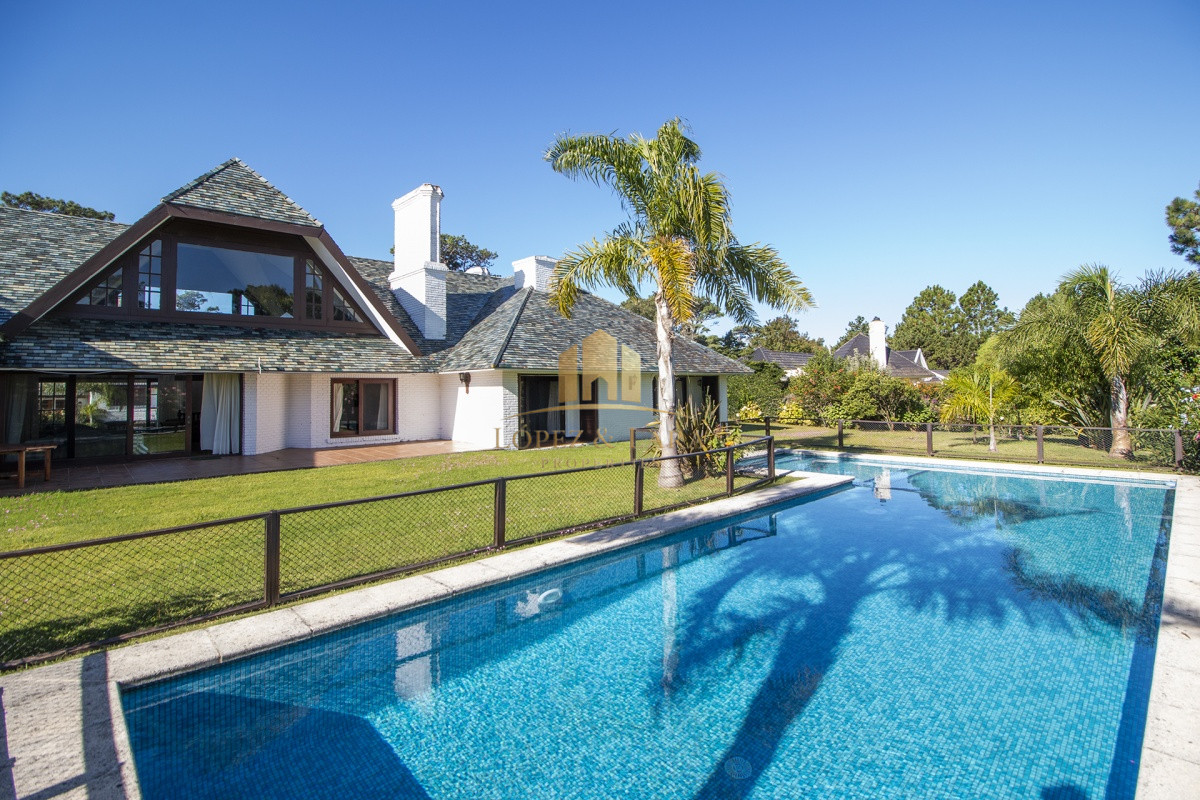 Casa ID.404 - Venta de Casa de 4 Dormitorios y Piscina con gran parque en Playa Mansa, Punta del Este