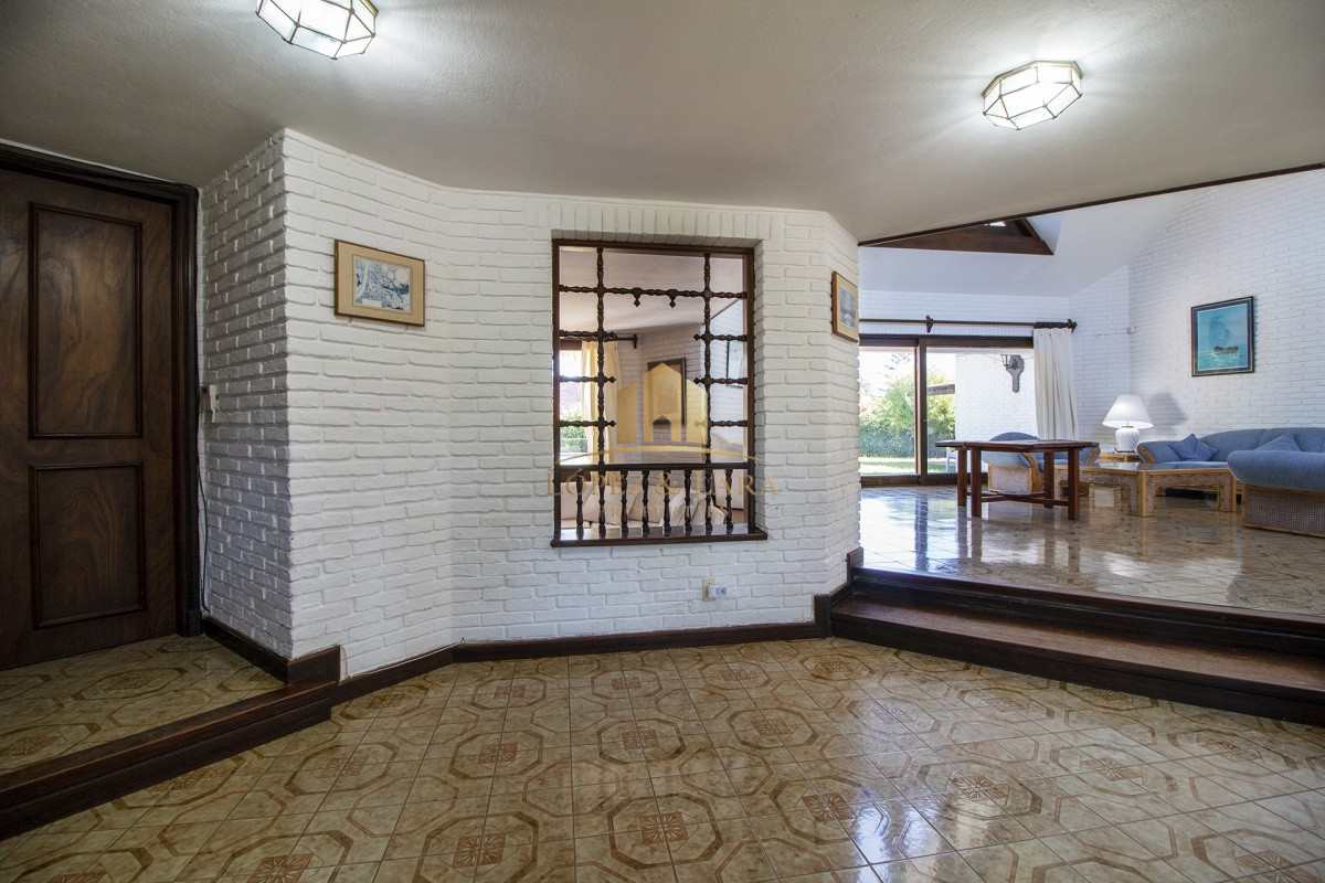 Casa ID.404 - Venta de Casa de 4 Dormitorios y Piscina con gran parque en Playa Mansa, Punta del Este