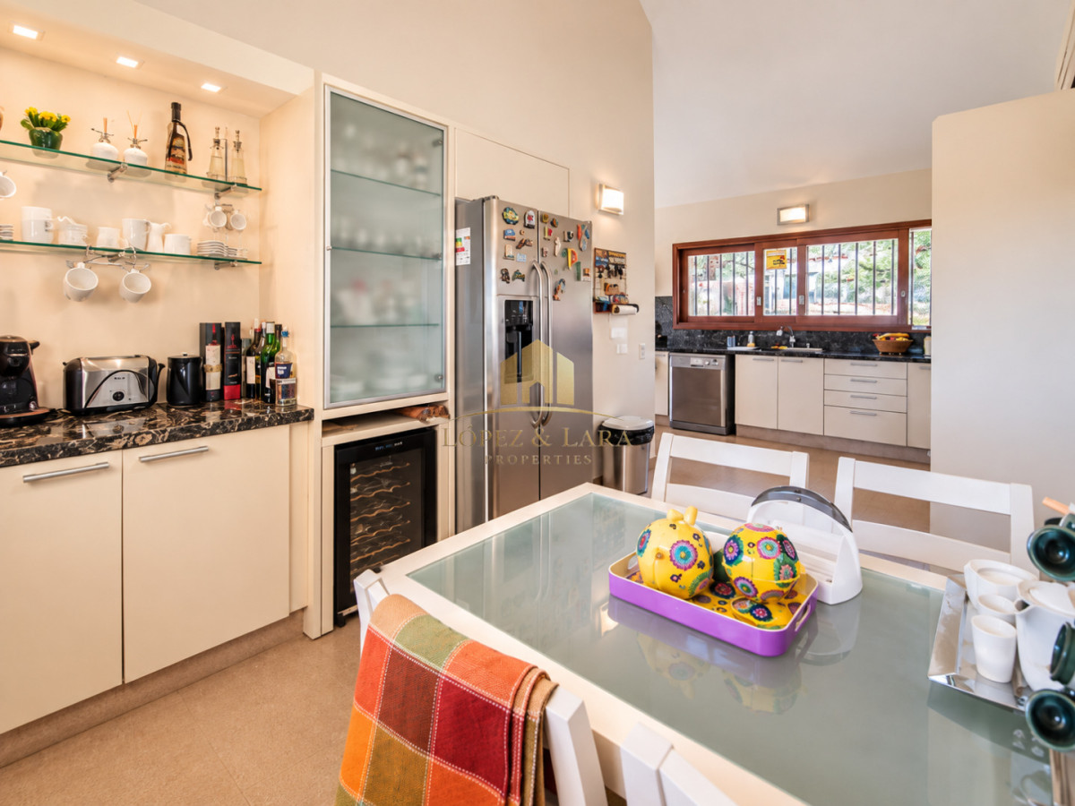 Casa ID.398 - Excelente Casa de 4 Dormitorios, Piscina Climatizada y Barbacoa a una cuadra del Mar, Playa Mansa