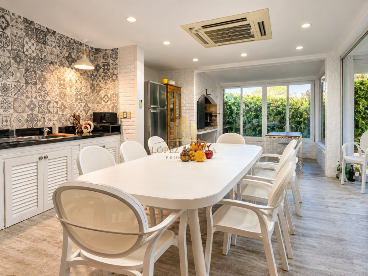 Casa ID.398 - Excelente Casa de 4 Dormitorios, Piscina Climatizada y Barbacoa a una cuadra del Mar, Playa Mansa