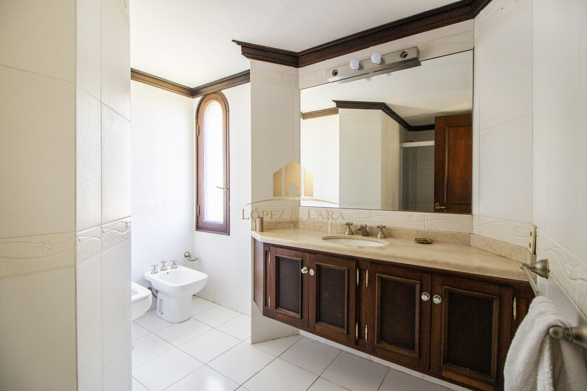 Casa ID.404 - Venta de Casa de 4 Dormitorios y Piscina con gran parque en Playa Mansa, Punta del Este