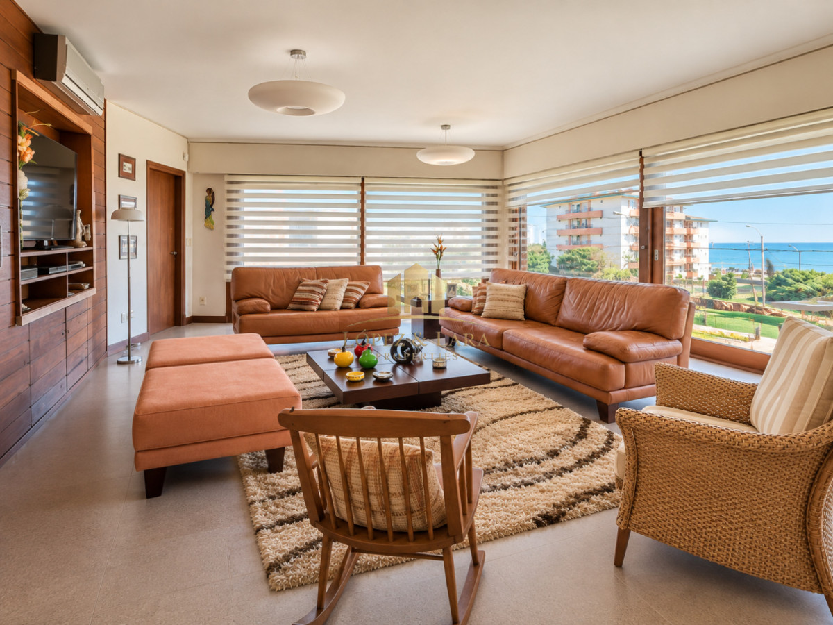 Casa ID.398 - Excelente Casa de 4 Dormitorios, Piscina Climatizada y Barbacoa a una cuadra del Mar, Playa Mansa