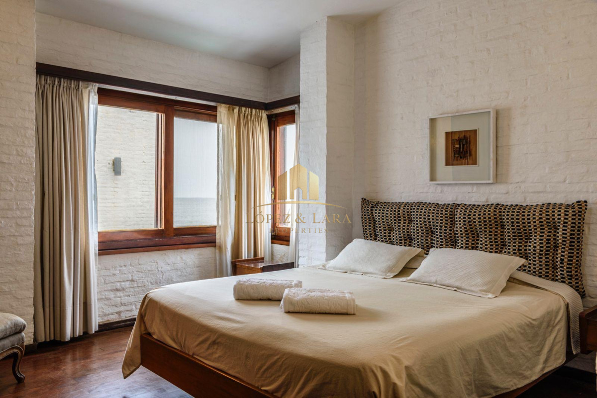 Casa ID.320 - Gran Casa en Venta sobre el Mar de 5 Dormitorios y Dependencia en Península, Punta del Este