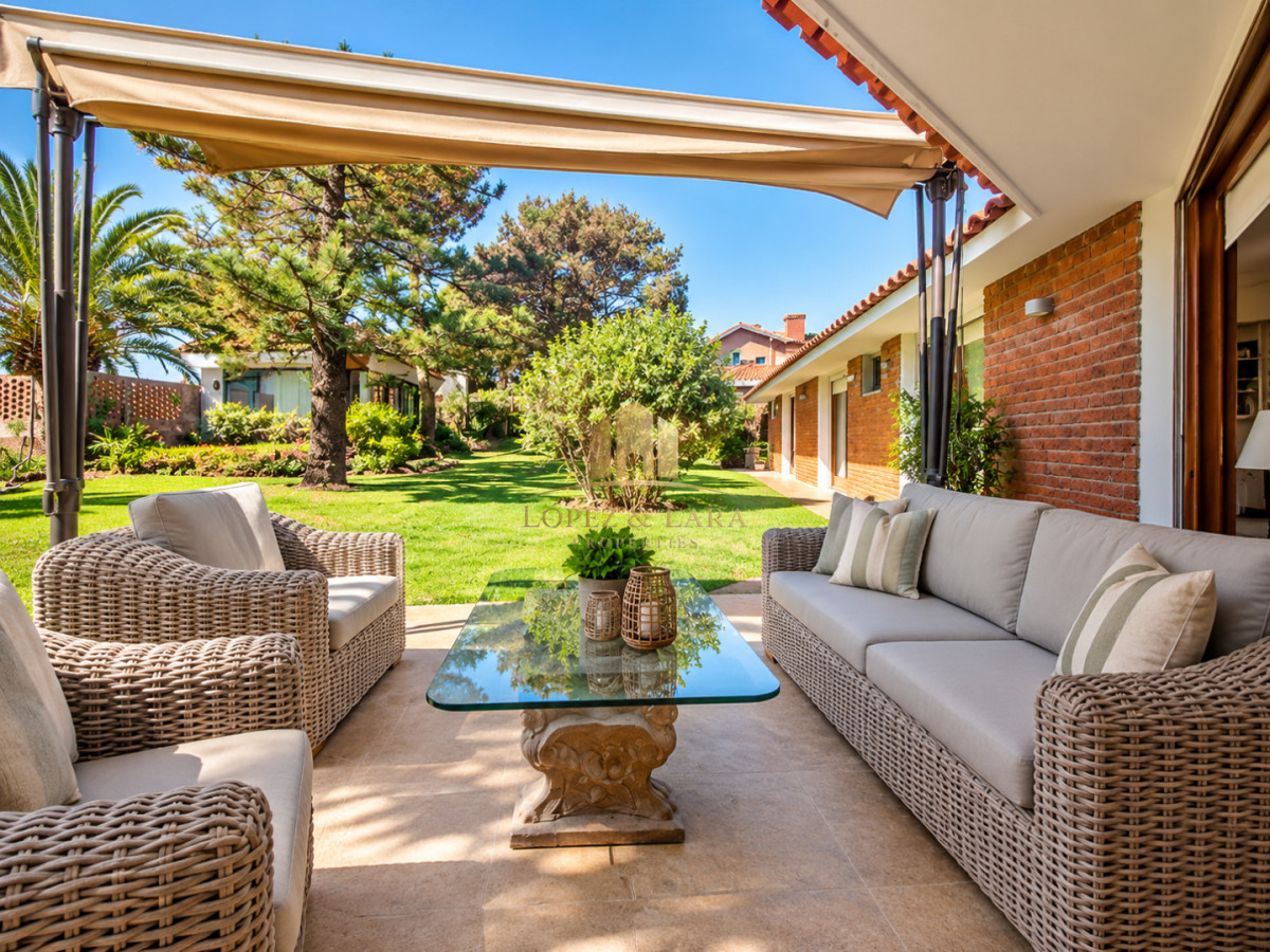 Casa ID.398 - Excelente Casa de 4 Dormitorios, Piscina Climatizada y Barbacoa a una cuadra del Mar, Playa Mansa