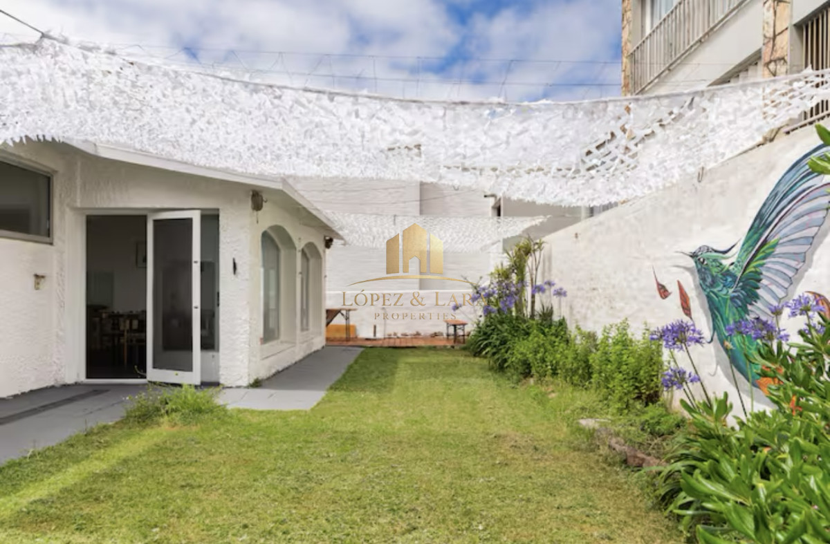Casa ID.320 - Gran Casa en Venta sobre el Mar de 5 Dormitorios y Dependencia en Península, Punta del Este