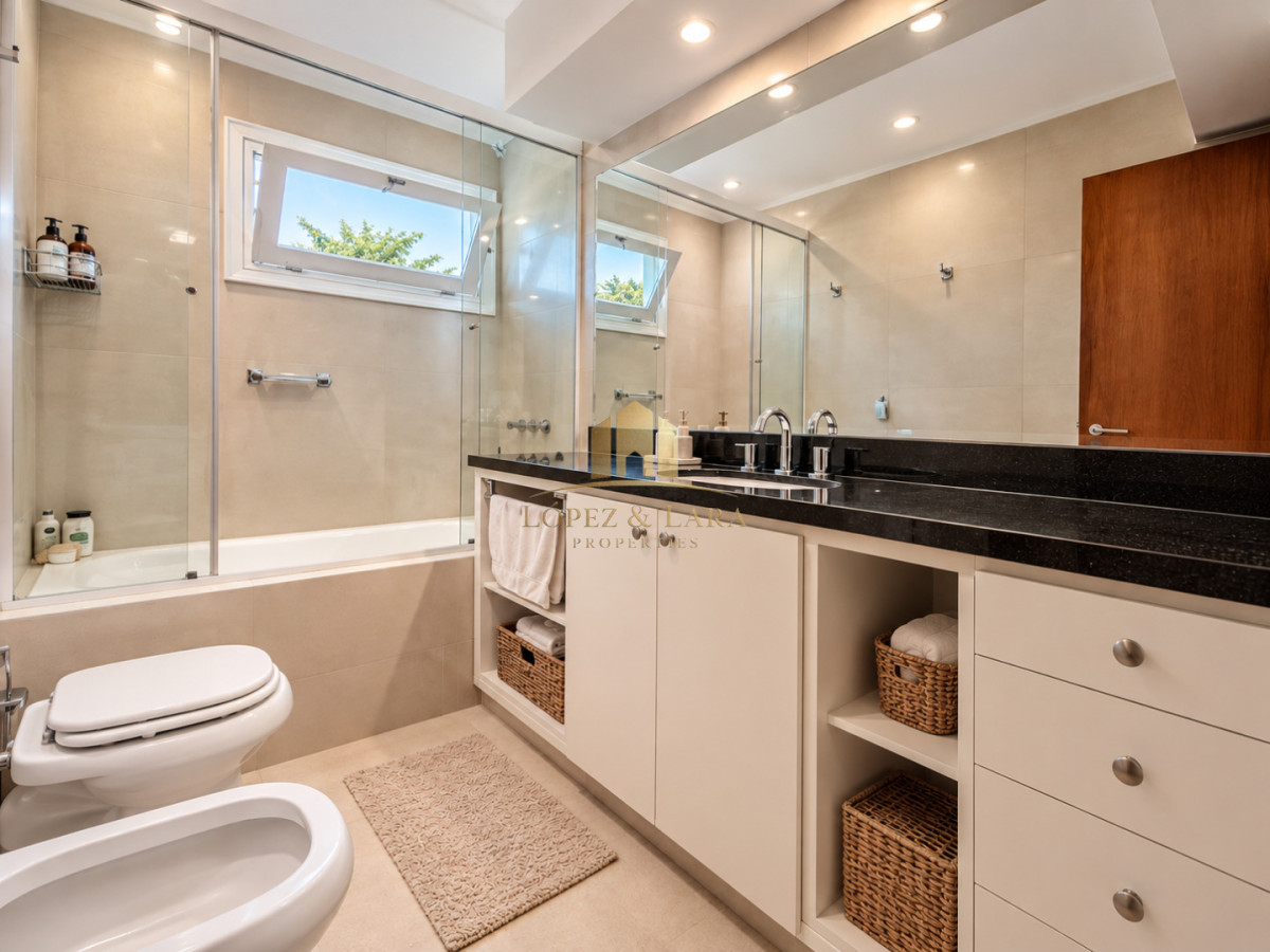 Casa ID.398 - Excelente Casa de 4 Dormitorios, Piscina Climatizada y Barbacoa a una cuadra del Mar, Playa Mansa