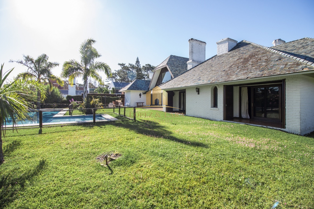 Casa ID.404 - Venta de Casa de 4 Dormitorios y Piscina con gran parque en Playa Mansa, Punta del Este